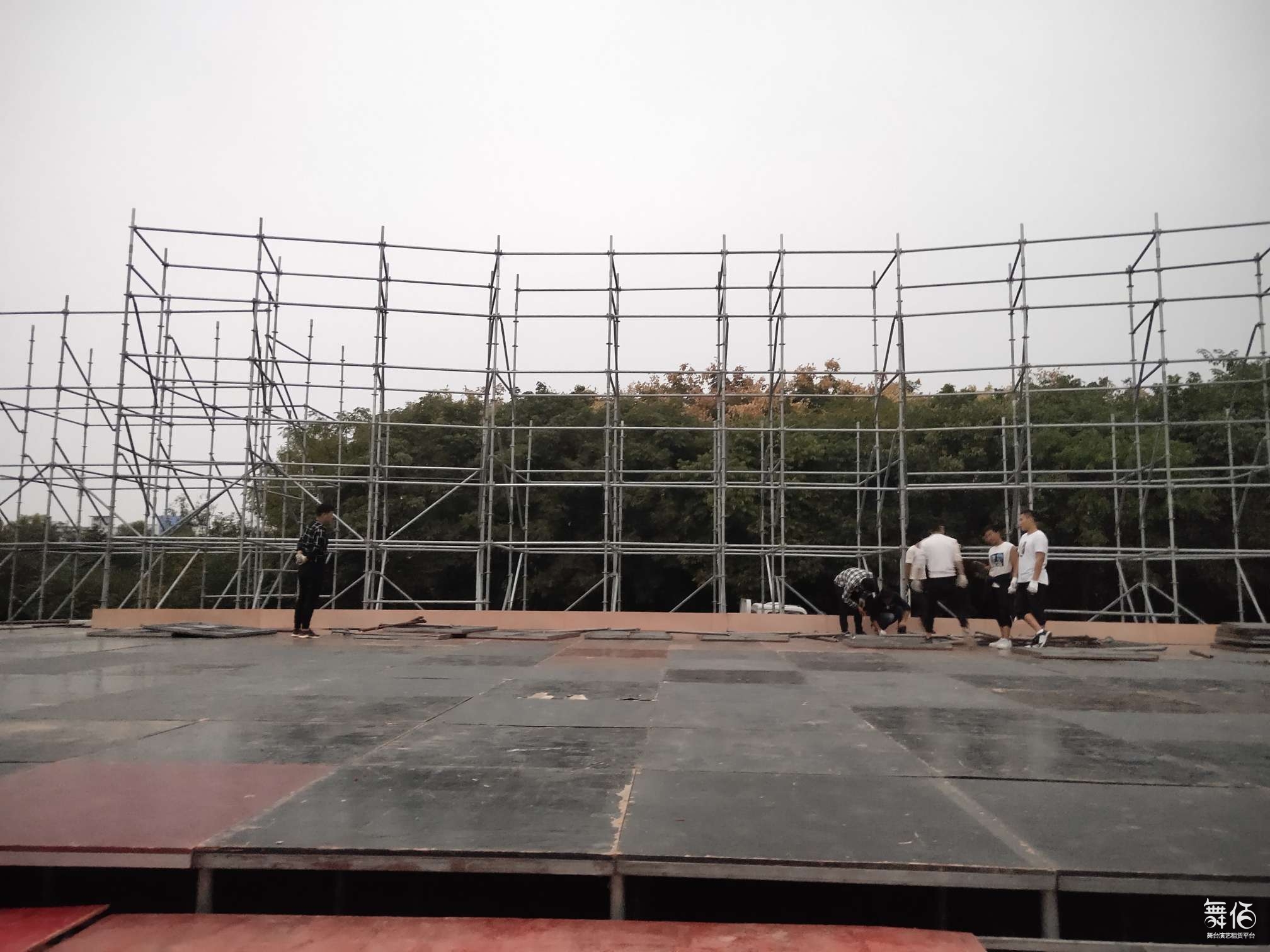 商丘舞台搭建新风尚 灯光音响雷亚架与LED舞美设备的专业租赁解析